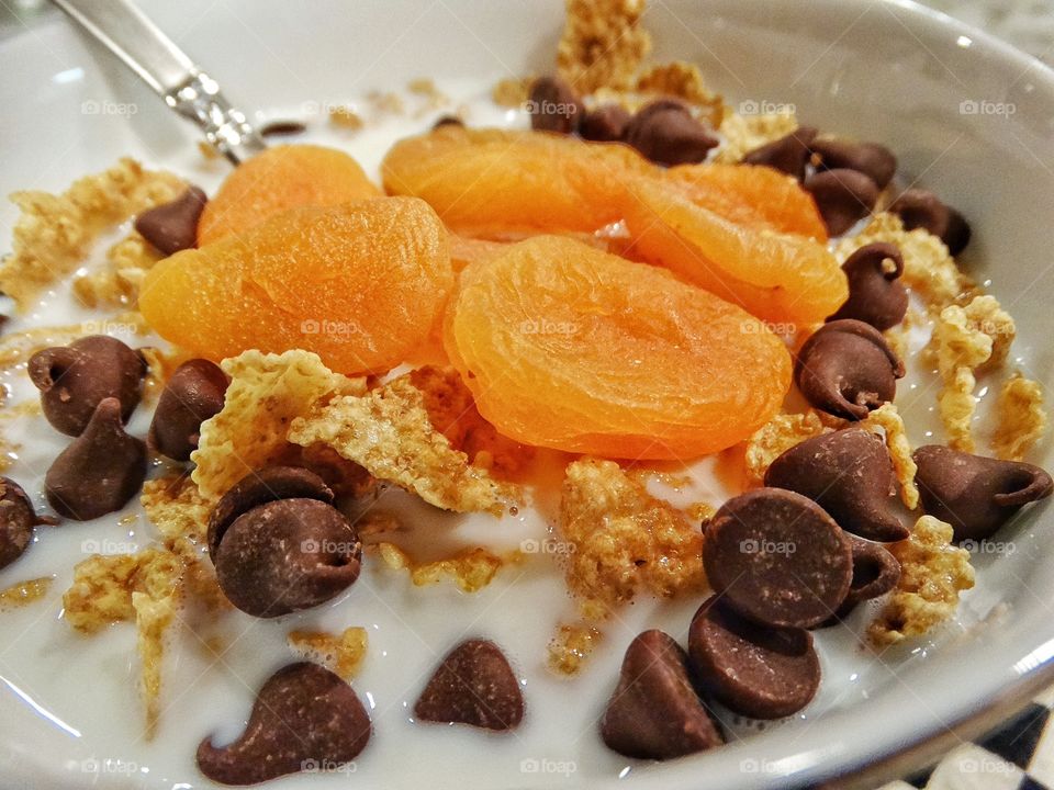 Breakfast cereal with fruit in bowl