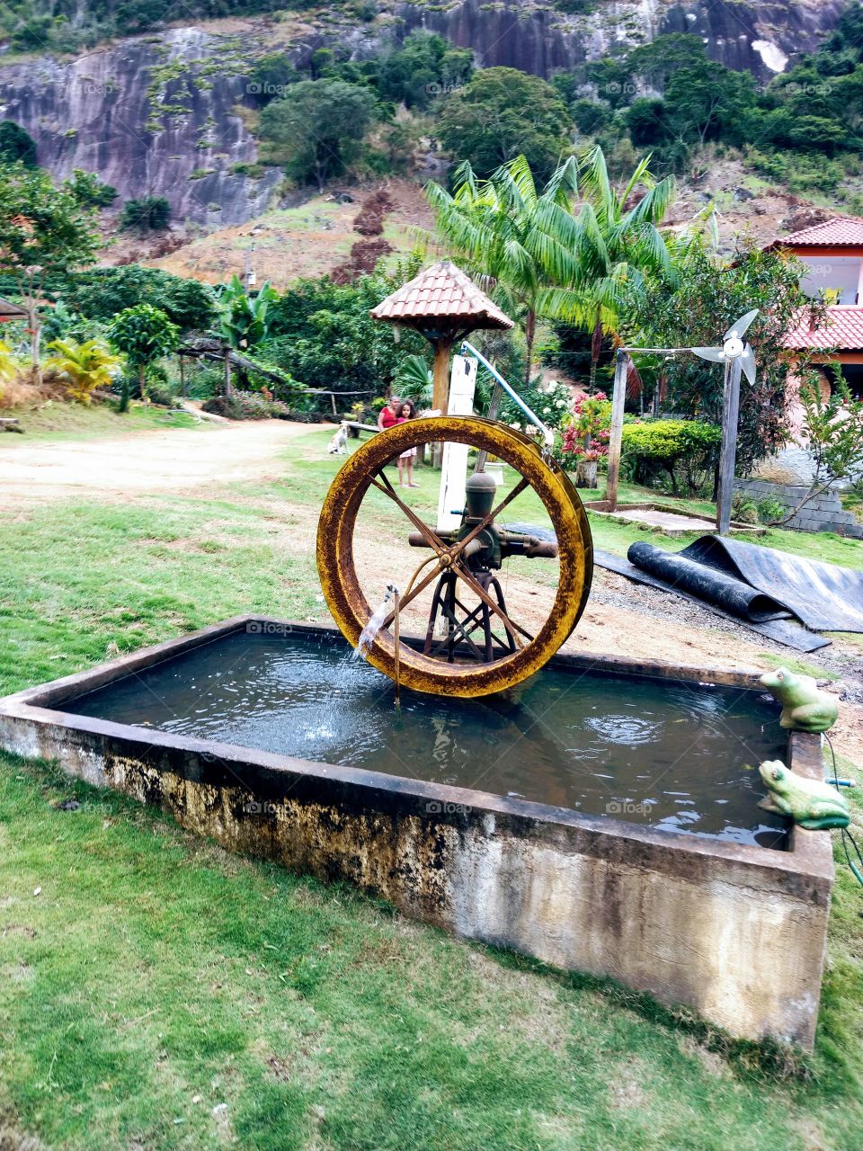 tanque de água potável nas montanhas