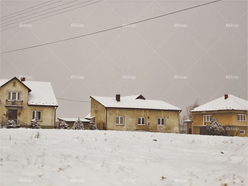 Yellow village and white snow / Vilarejo amarelo e neve branca