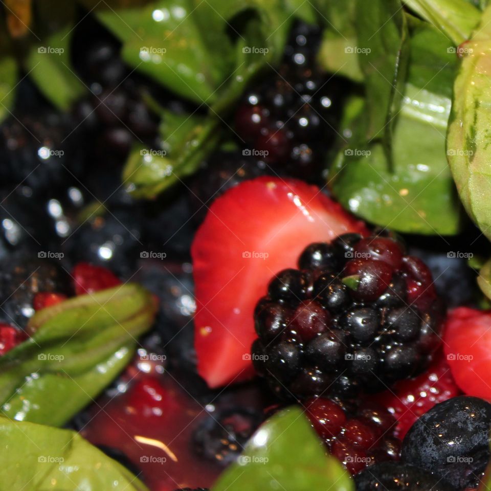 Spinach and berry summer salad