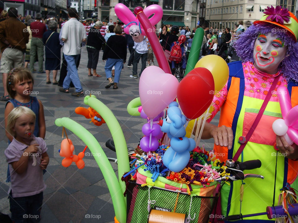 Clown with baloons