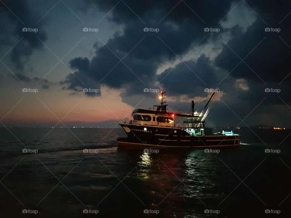 Just a ship going forever..🛳