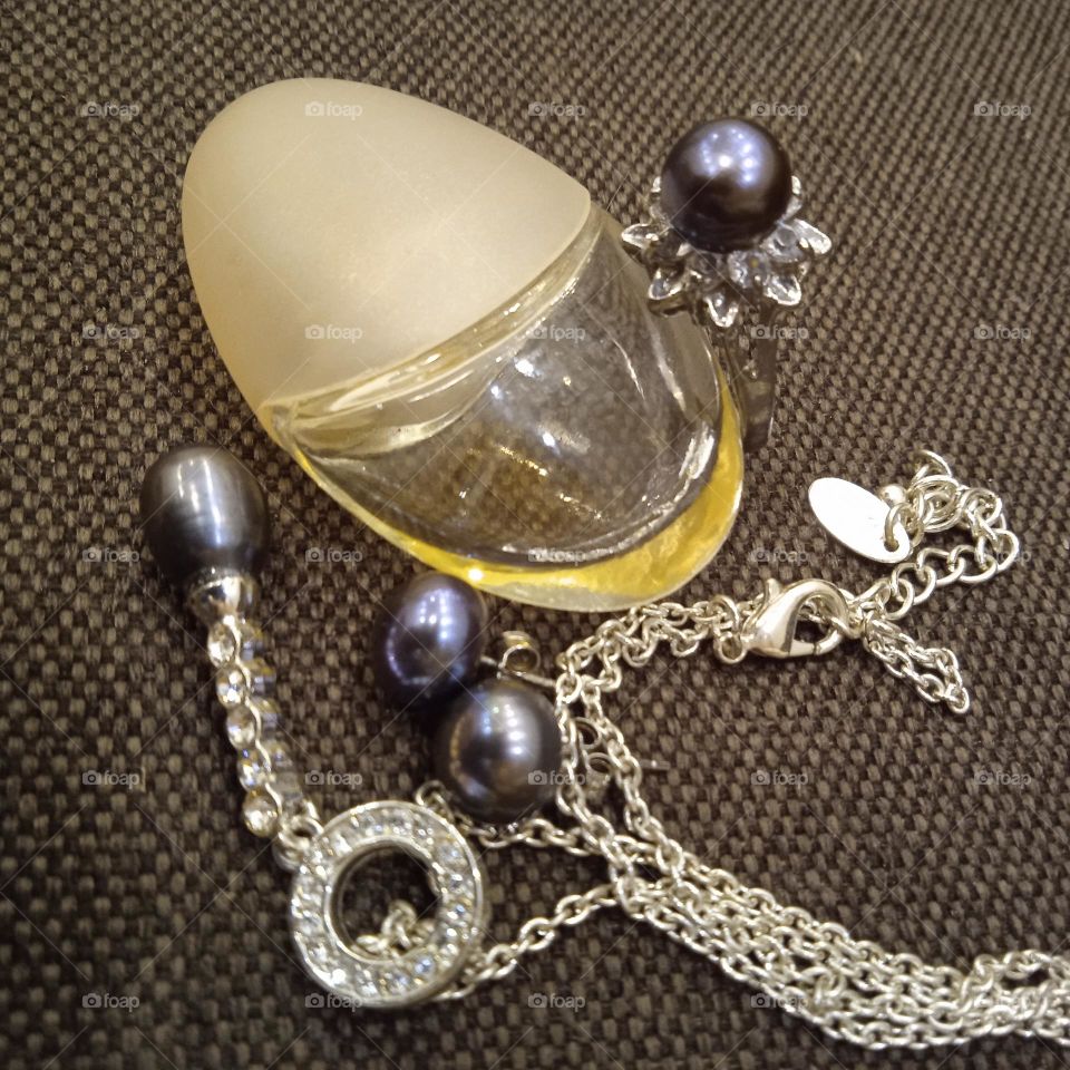 Composition from a set of jewelry and perfume