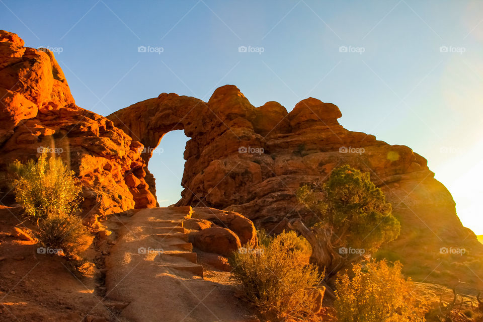 I tend to wake up late during roadtrips after driving for hours, but if you ever do, try waking up at 3pm like me and maybe you’ll stop by Moab, Utah at the best time at twilight. 😂 Just kidding. It’s probably better if you arrive in Moab at around 5pm and end your day after seeing the glamorous sunset. I probably just happened to be lucky with tte timing. 🤔🙌