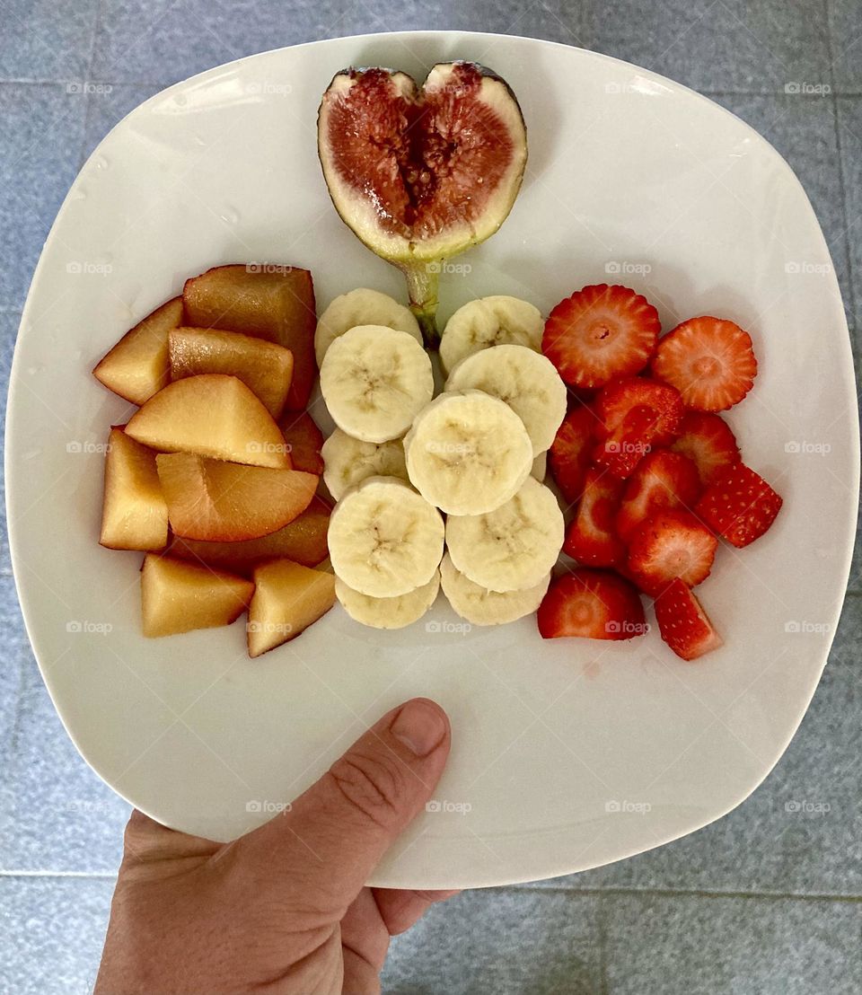 Hum… hora do almoço. Portanto, hora das deliciosas frutas de sobremesa!

Hoje temos: banana, morango, ameixa e figo. Tudo preparado com muito amor e carinho.

Coma frutas, são saudáveis e nos satisfazem!