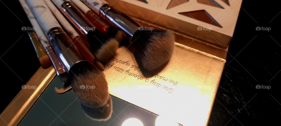 EYESHADOW AND TOOLS