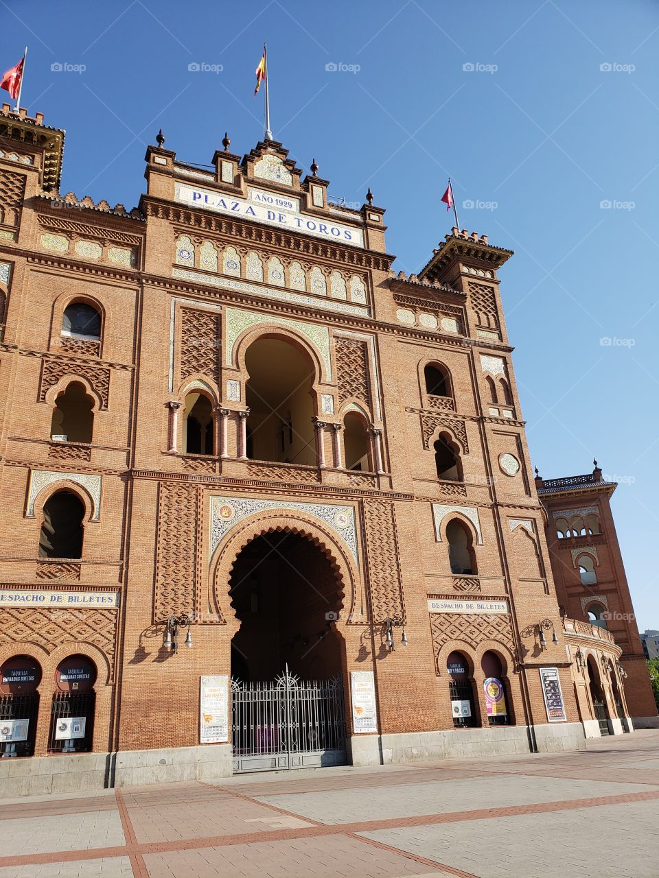 primer plano de la entrada de la plaza de toros de Madrid