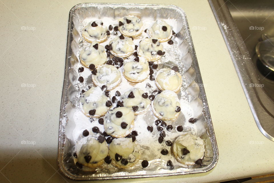 Last picture of a tray of cannoli bites