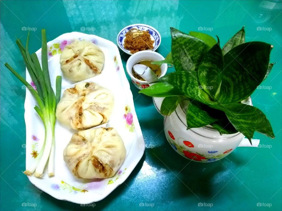 a delicious dinner!
sreaded dried milk fish and a fresh onion in a bun. 
with a plant that gives eliminate door inside the house.
save the earth #recycle😊