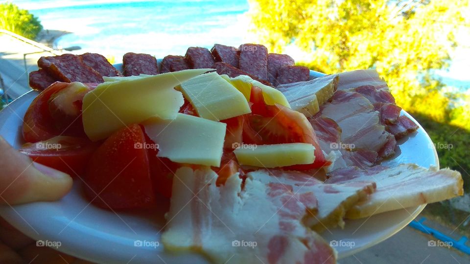A light breakfast at the sea...
