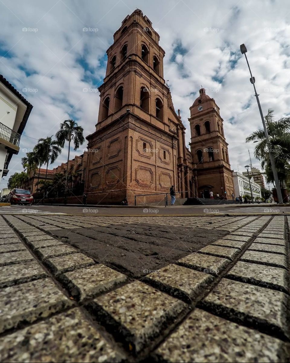 Un dia nublado en la Catedral Metropolitana Basílica de San Lorenzo es el principal templo católico en la ciudad de Santa Cruz de la Sierra, Bolivia. #genial