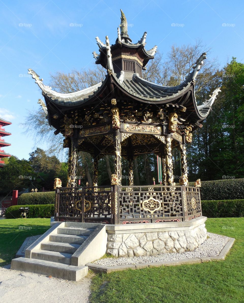 Le pavilion chinois et la tour japonais