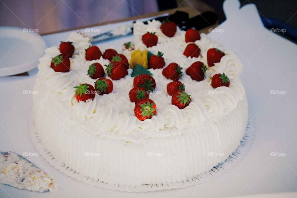 summer cake. strawberry cake