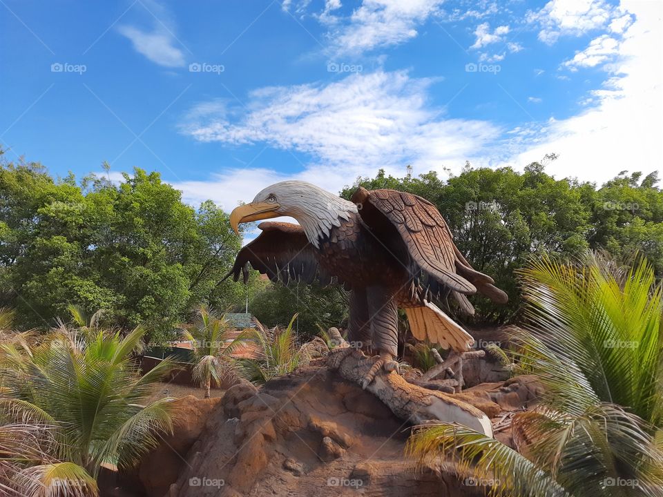eagle statue at the clubThermas do orange groves