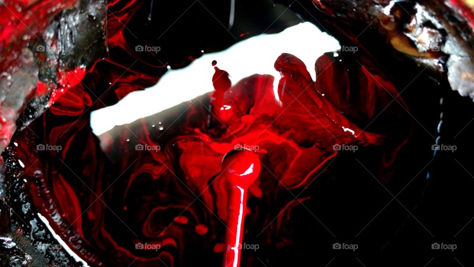 Abstrato, lindas cores, tinta velha, vermelha com preto, reflexo e brilho.