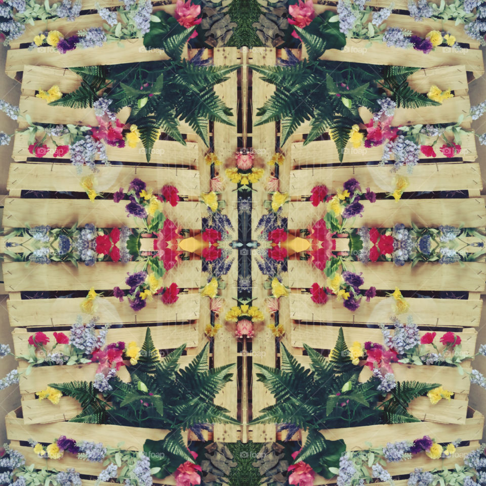 calleidoscopic image with wood and flowers