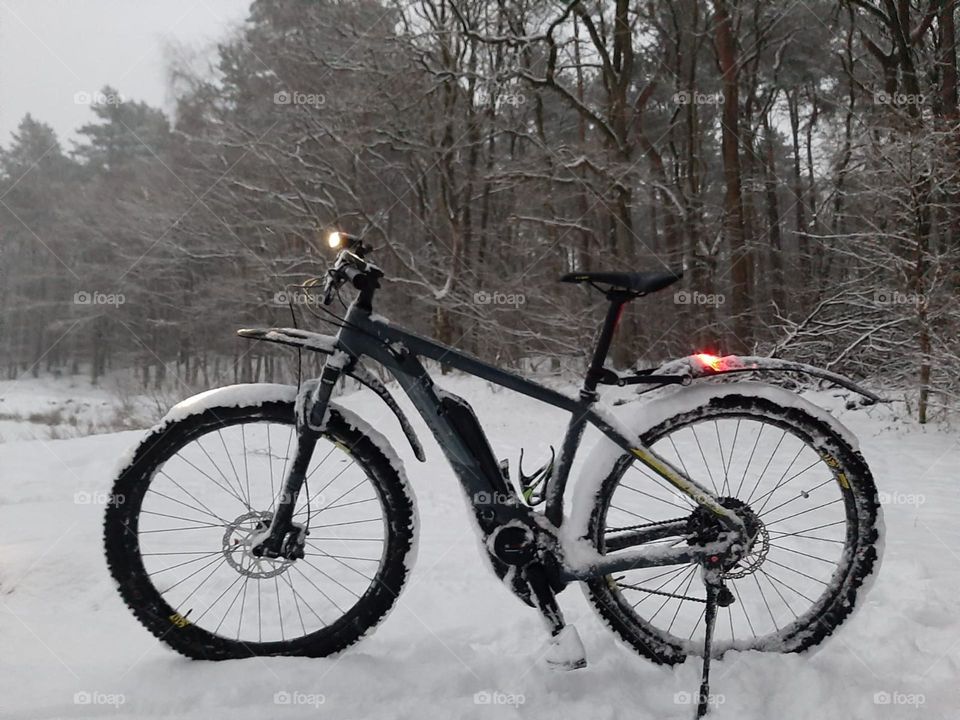 One lonely bicycle in the snow