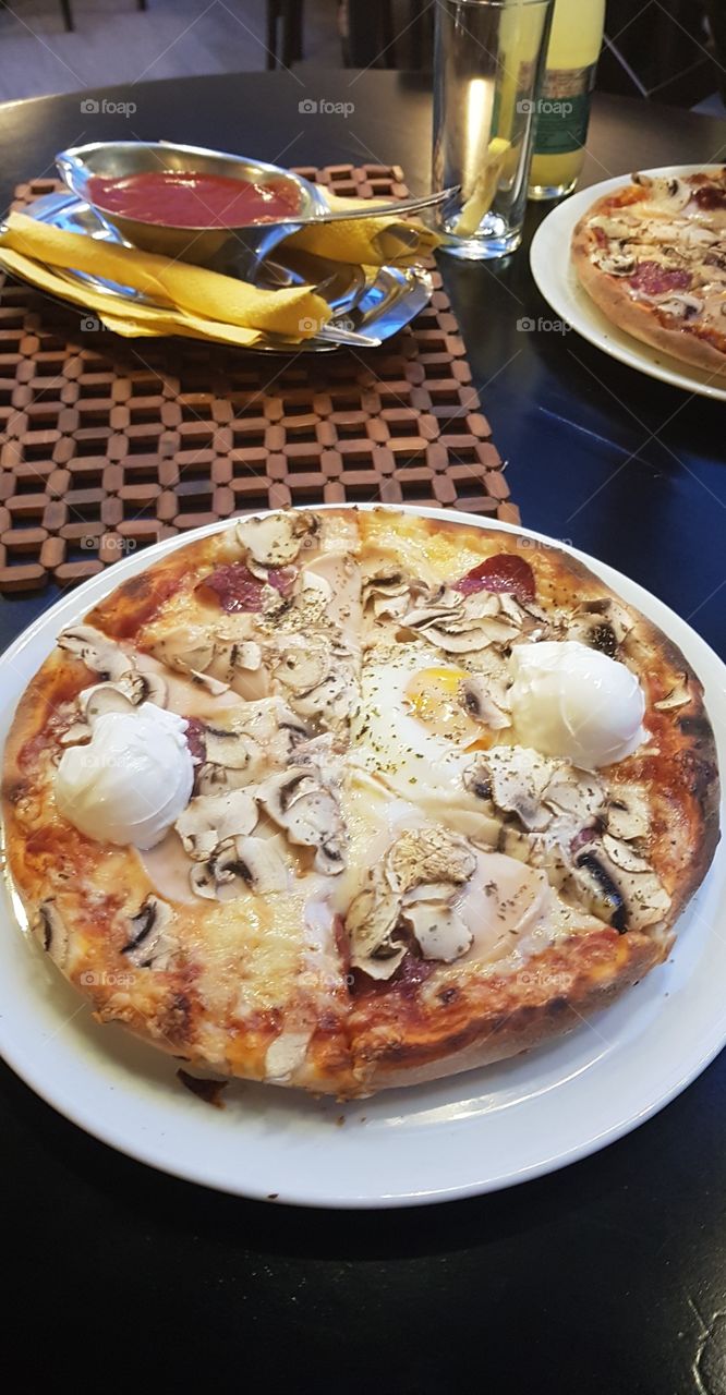 pizza instambul at cosa nostra (ohrid, macedonia)