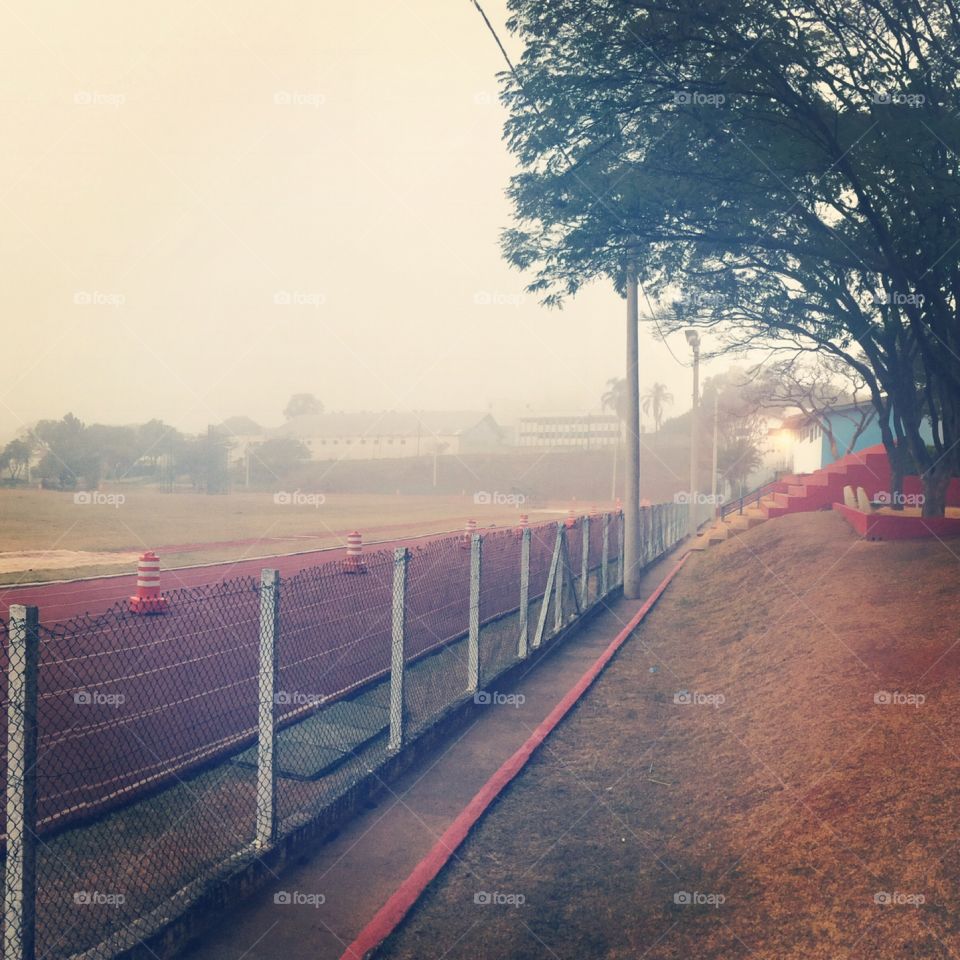 ‪#FotografiaÉnossoHobby:‬
‪O clique do amanhecer (com muito nevoeiro) na Pista de Atletismo do Complexo Esportivo do Bolão.‬