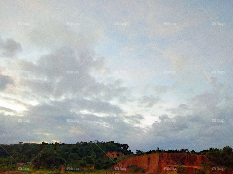 seu coberto de nuvens ao Horizon, com montes de reflexão