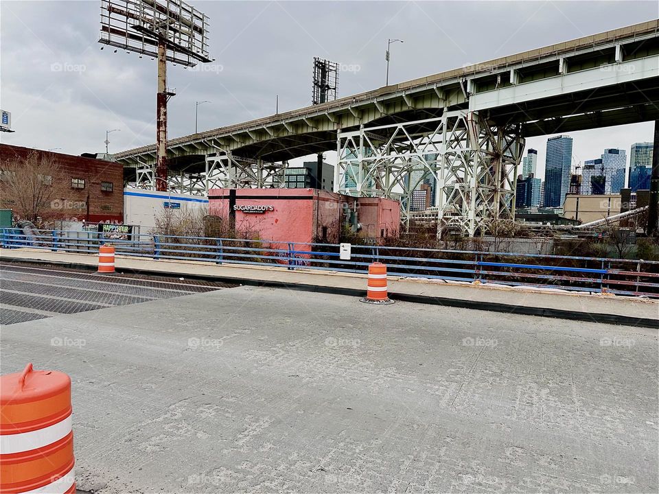 This is „Borden Avenue“ and the „Borden Avenue Bridge“ crossing „Dutch Kills“ in LIC, Queens running parallel to the „Brooklyn Queens Expressway“ overpass. 2023. Hypnotic Productions