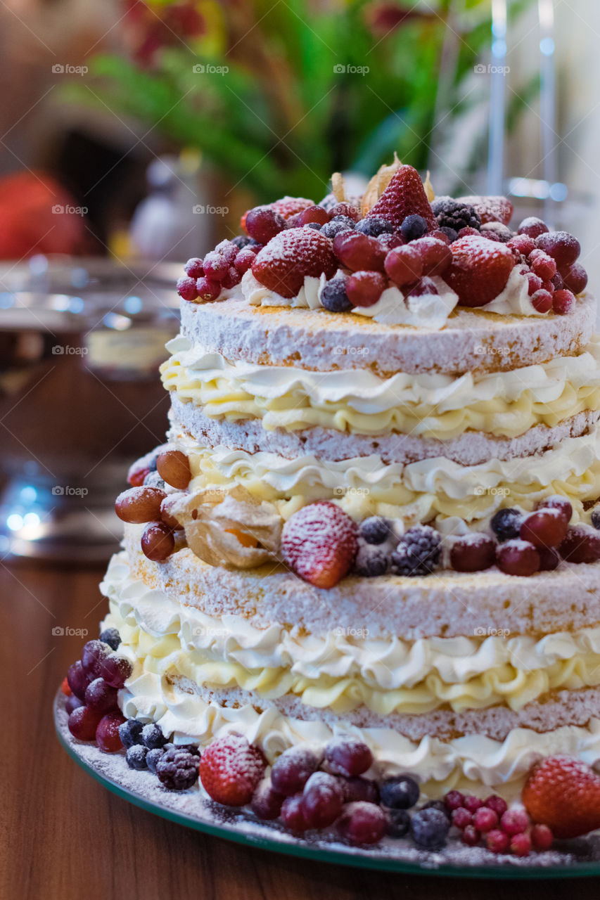 Beautiful and delicious naked cake.