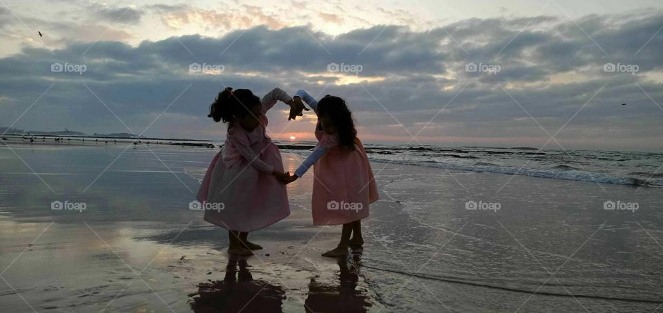 Romantic rendez-vous between two twins girls near the sea.