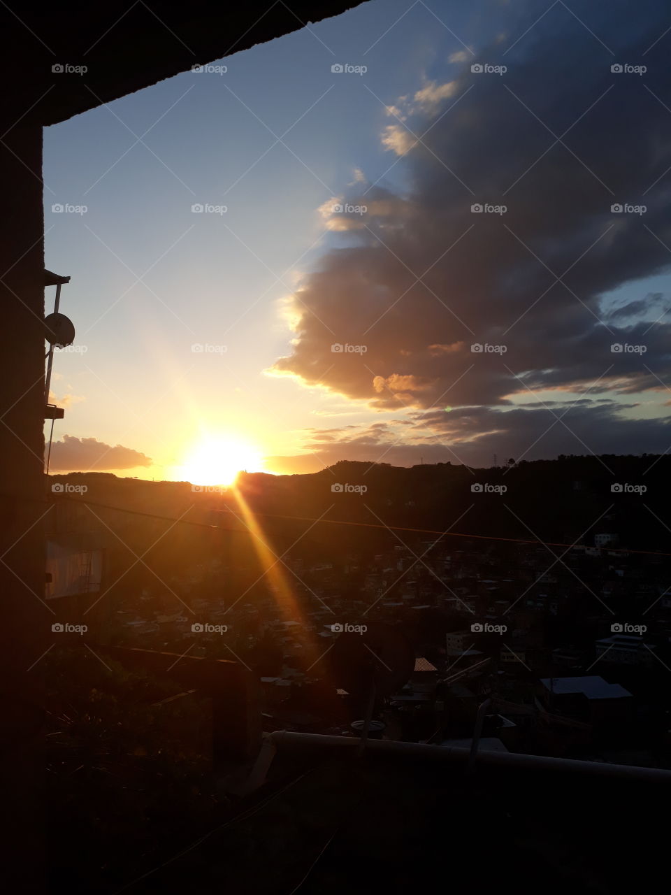 Pôr do sol na comunidade Complexo do Alemão, RJ