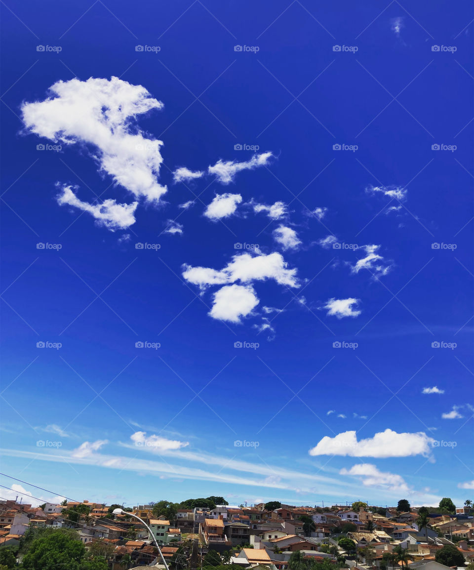 Near noon, and the infinite indigo sky shows itself on the horizon.  How can you not admire nature? / Quase meio-dia, e o céu anil infinito se exibe no horizonte. Tem como não admirar a natureza?