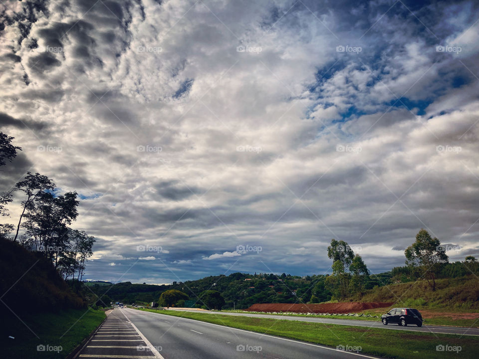 Céu com nuvens volumosas! E aí: vem chuva ou vem sol?
A natureza e suas delicadezas no infinito horizonte…