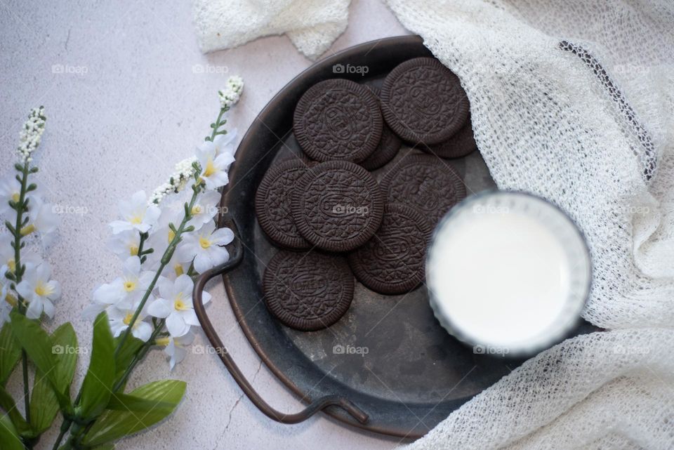 Oreo biscuit in tray with milk.