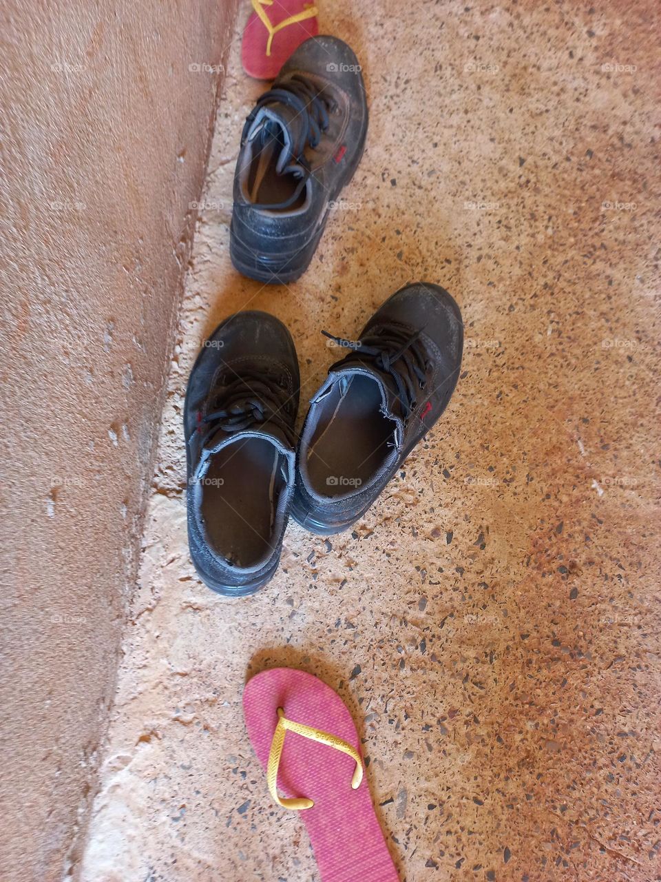 Botinas ou botas usadas para trabalhar.  Calçado: confortável, seguro e resistente