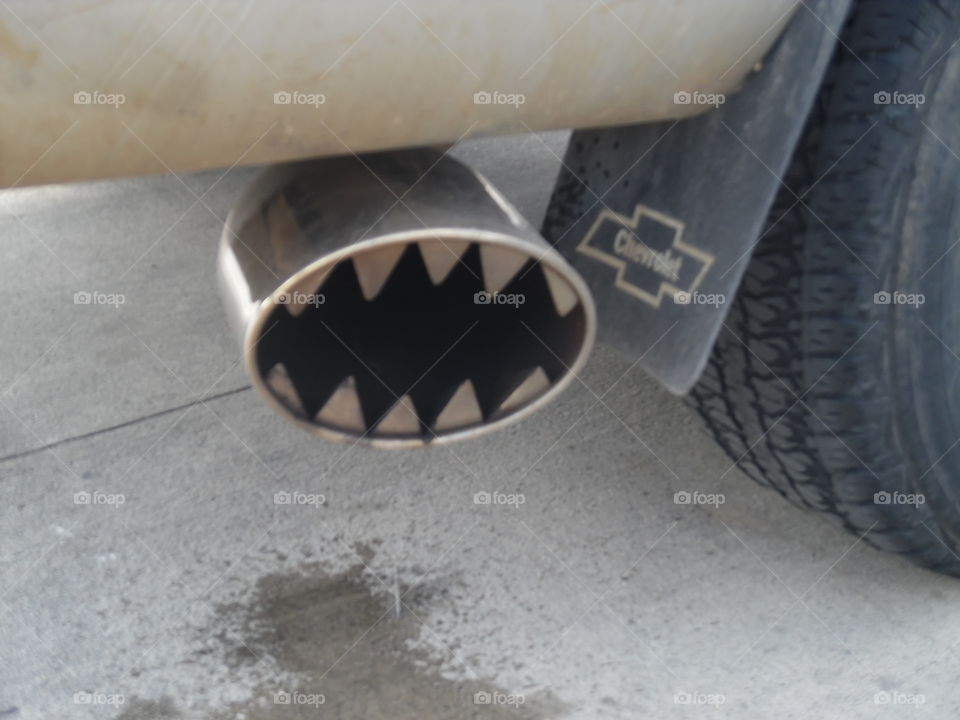 shark exhausted. This is a picture of a tailpipe that I saw at a gas station on my way to the Gulf of Mexico. 👣 🚶 🏃 🔥 💨
