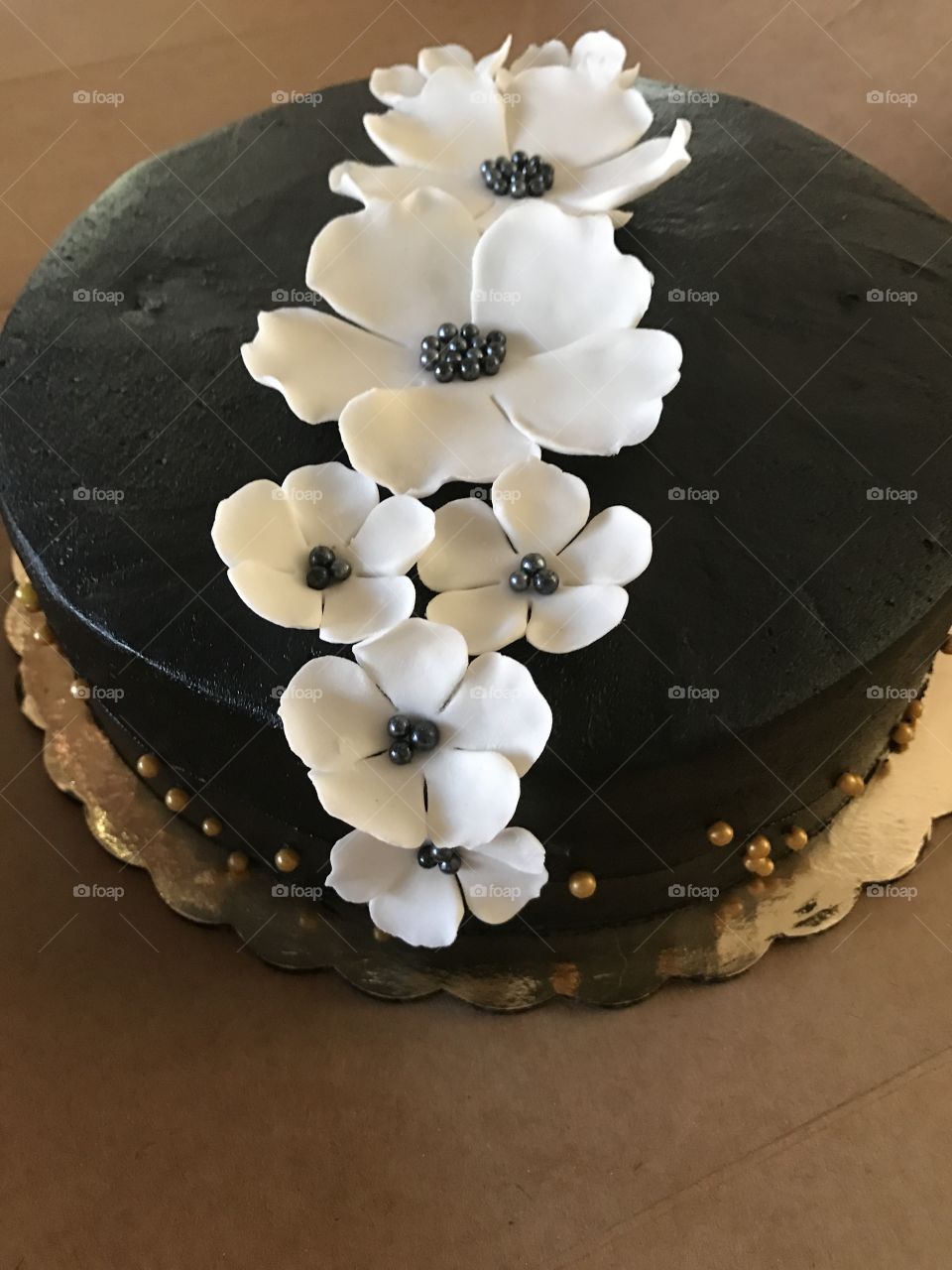 Black and white floral cake