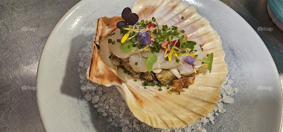 concha de vieira con alcachofa de vase bacalao ahumado y su decoracion