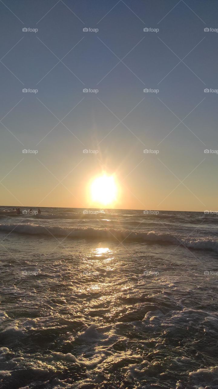 The reflection of the sun's rays on the sea water is a wonderful aesthetic character