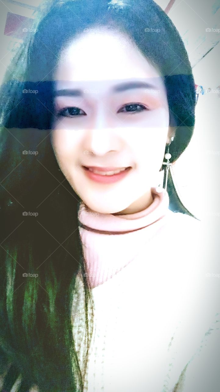 The eyes of a woman who is Happy.
its eyes sparkling brightly like the stars that's sparkling at night.