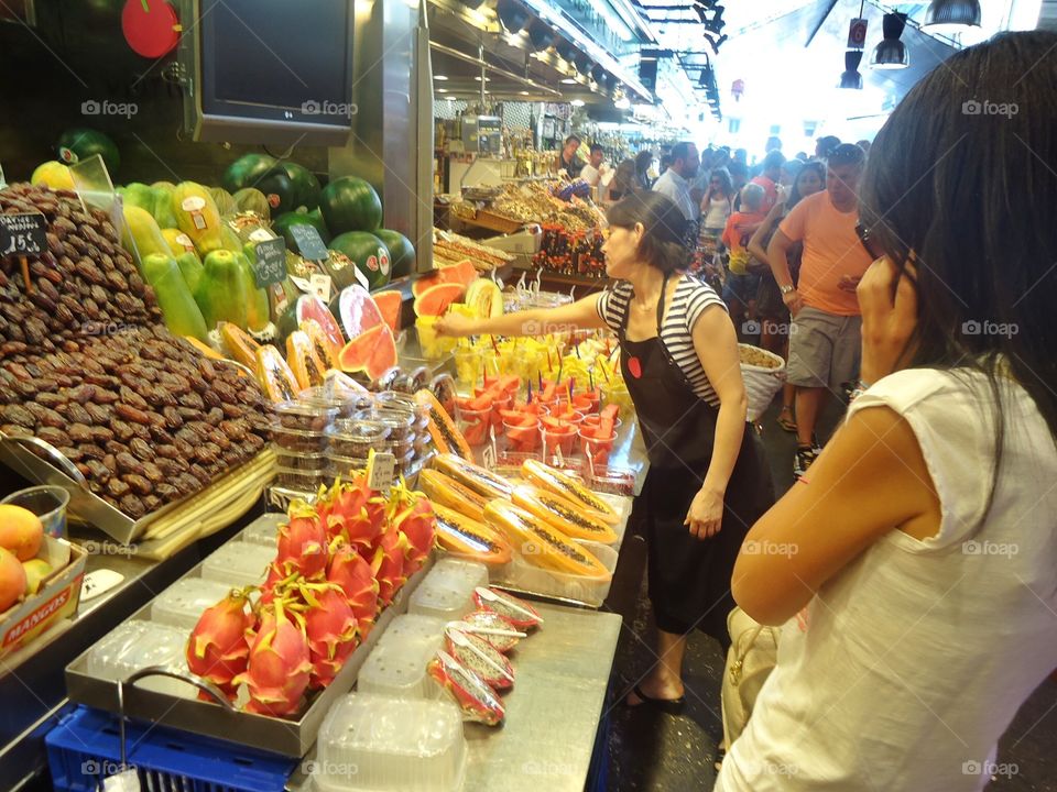 Looking the fruit . I am looking a lot of fruit at the bazar