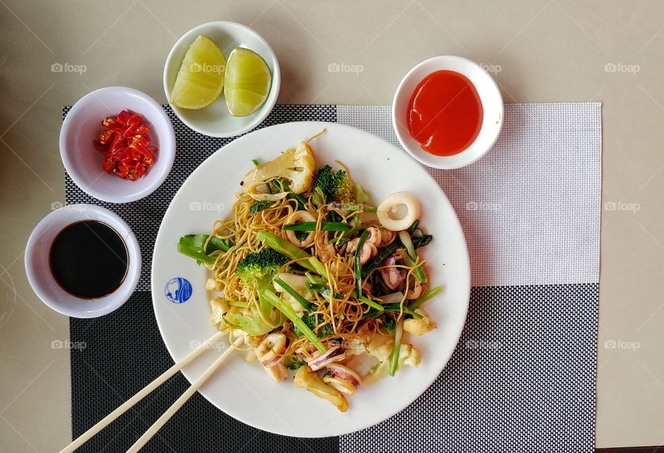 Noodles with sea food.