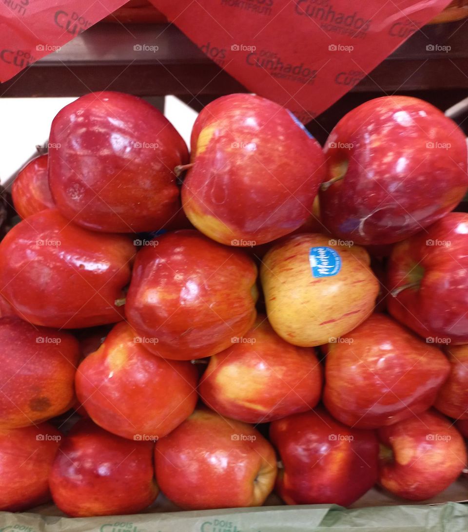 Maçãs. A Maçã  é uma fruta, que apresenta vários benefícios  para o nosso organismo. A fruta contém  vitamina  B1, B2, fibras, fósforo, ferro e niacina