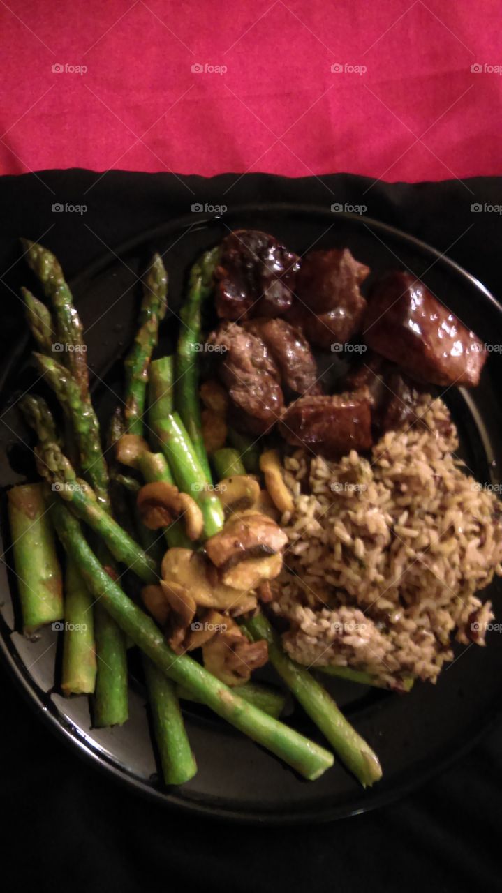 "DinnerFor1"- savory beef tips with gravy, kale flavored brown rice, grilled asparagus with mushrooms 🍄
