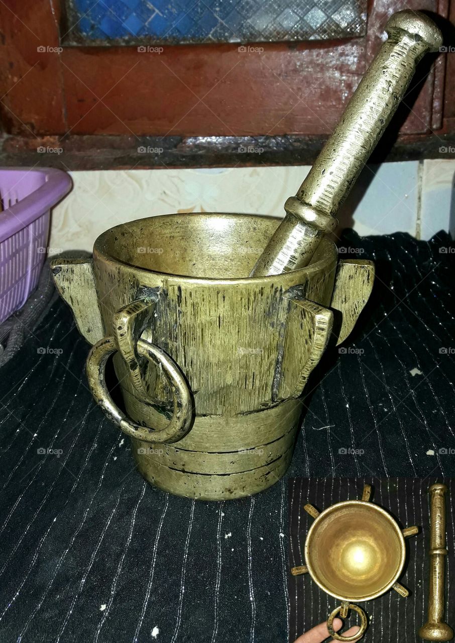 طحان يدوي اصنع من نحاس يستعمل في طحن الكرافس واتوم😊
Morocco😍😘