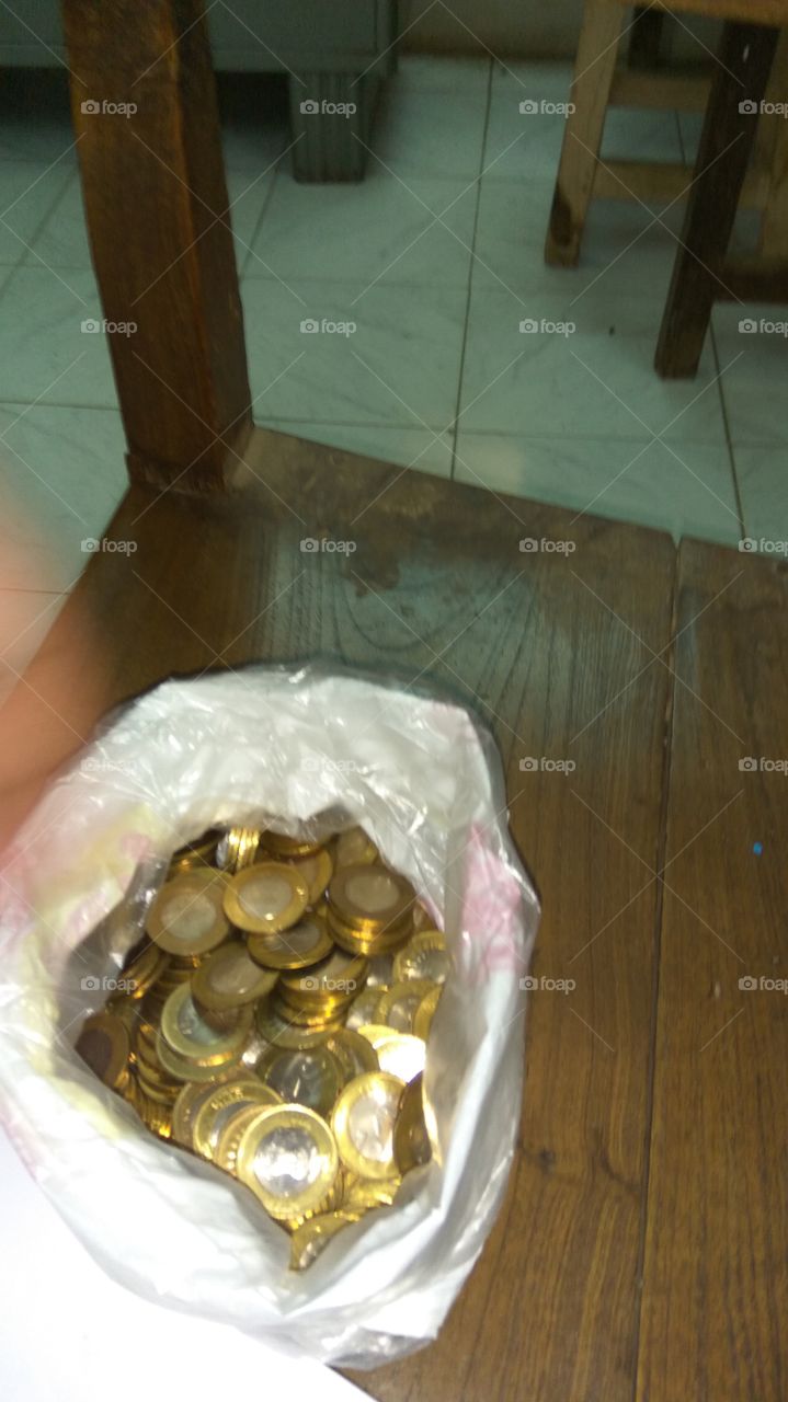showing 10 rupes coins