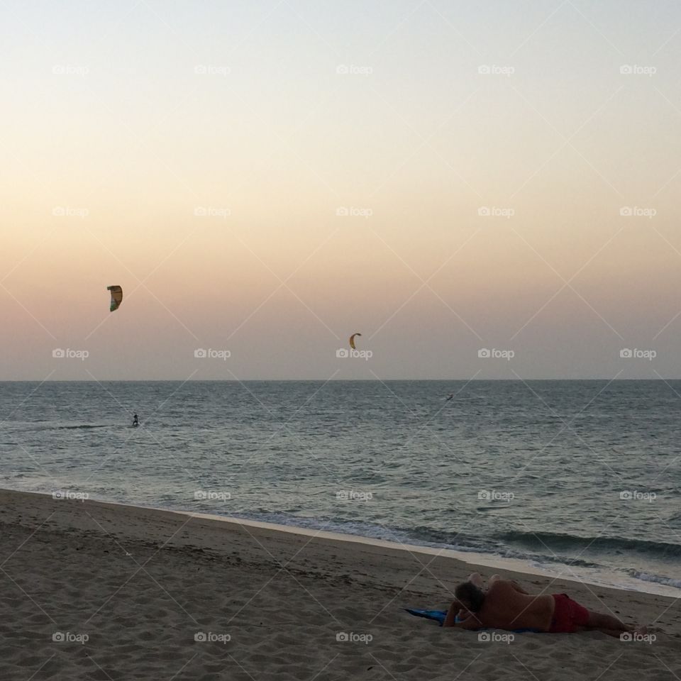 Couple + Sunset + Kitesurf. From Cajueiro da Praia - Brazio 