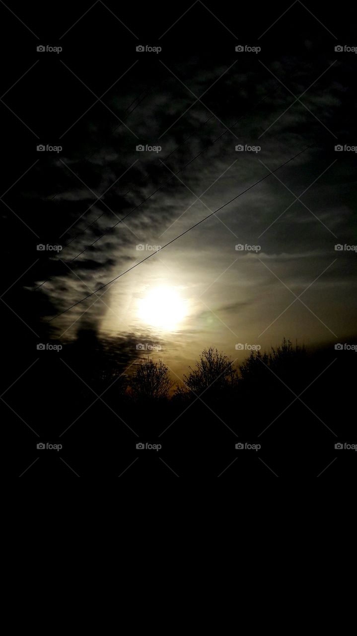 Abend dunkler Himmel und Sonnenuntergang