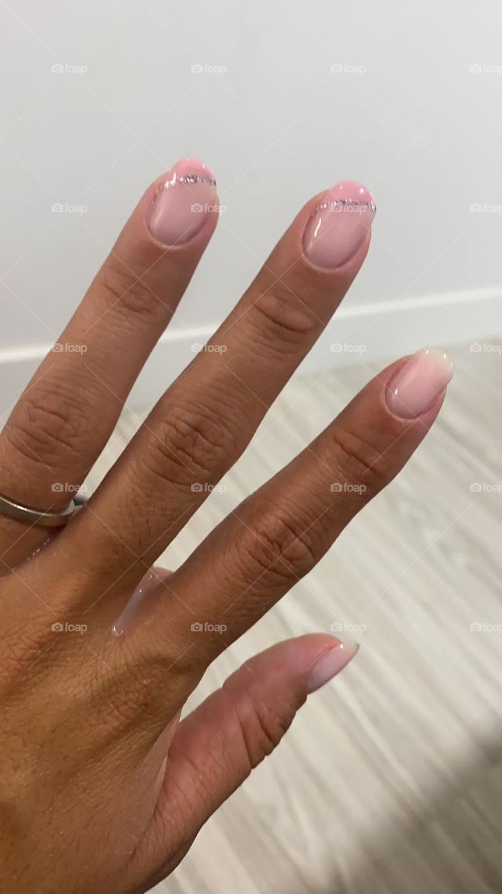 manicura color rosa claro