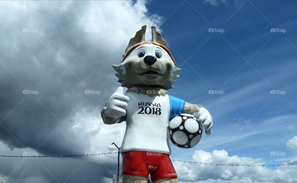 The Wolf is hammered by the symbol of the World Cup 2018 Russia