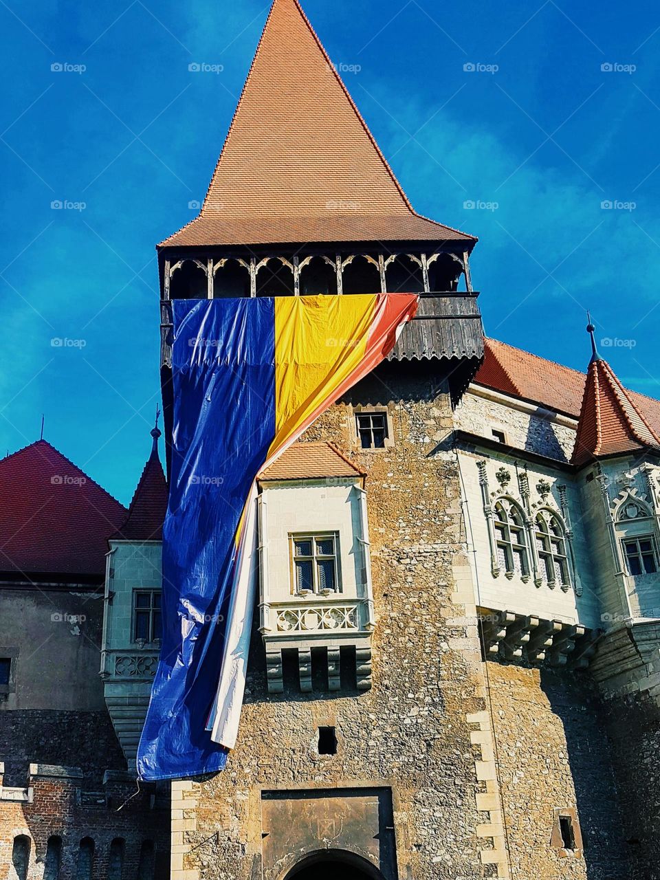 the Romanian flag on the Corvin castle