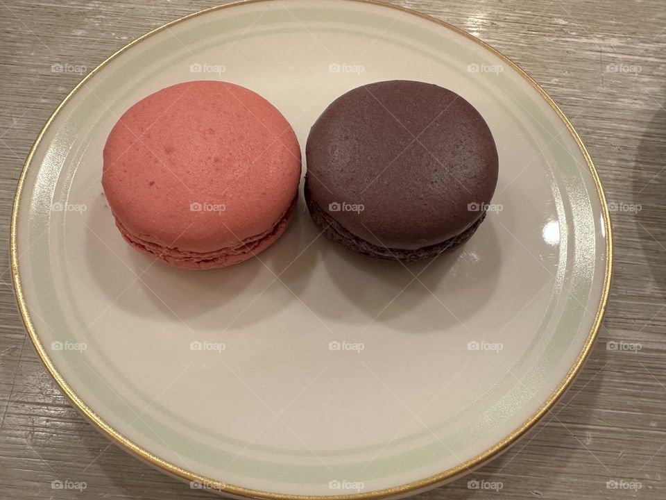 Two macarons in a plate