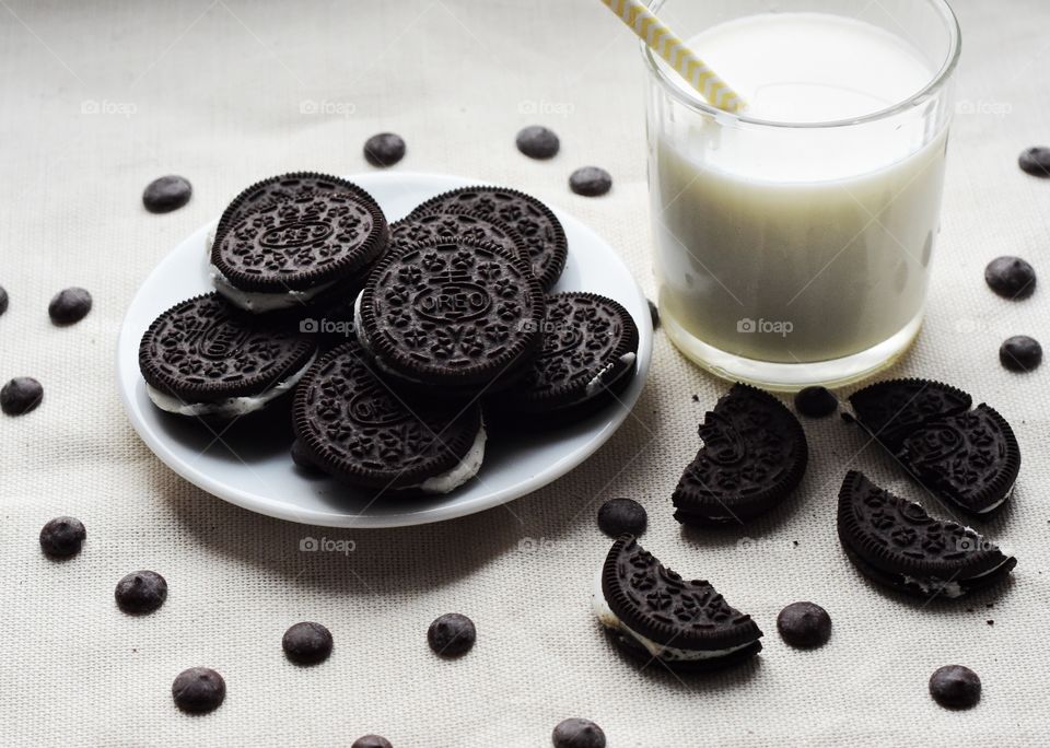 a glass of milk and oreo cookies